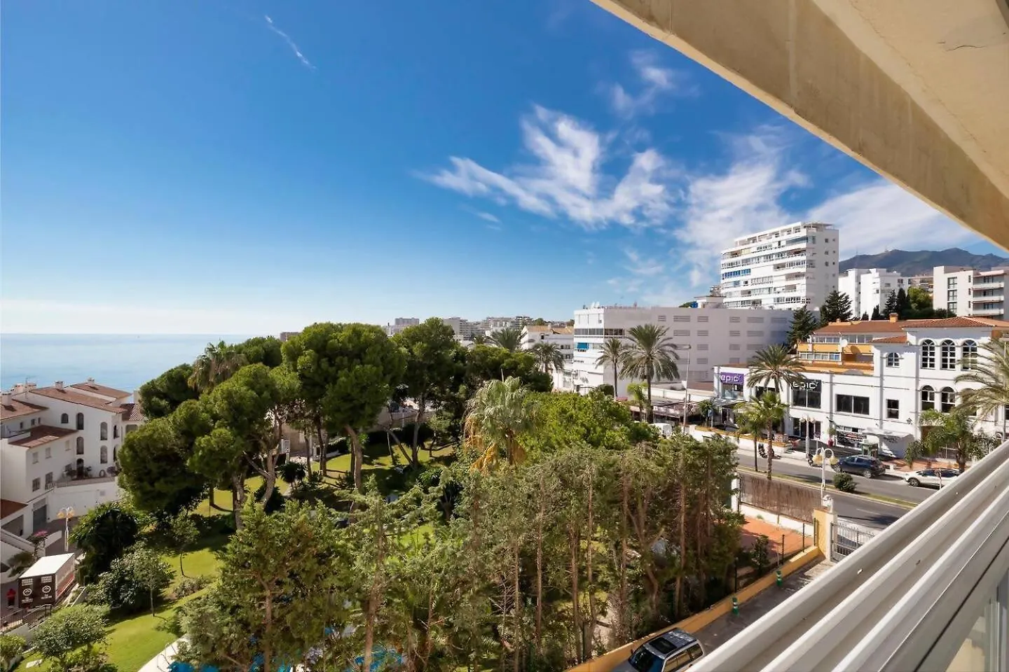 Piso bonito en la primera linea de la playa con vistas al mar en Benalmádena Apartamento