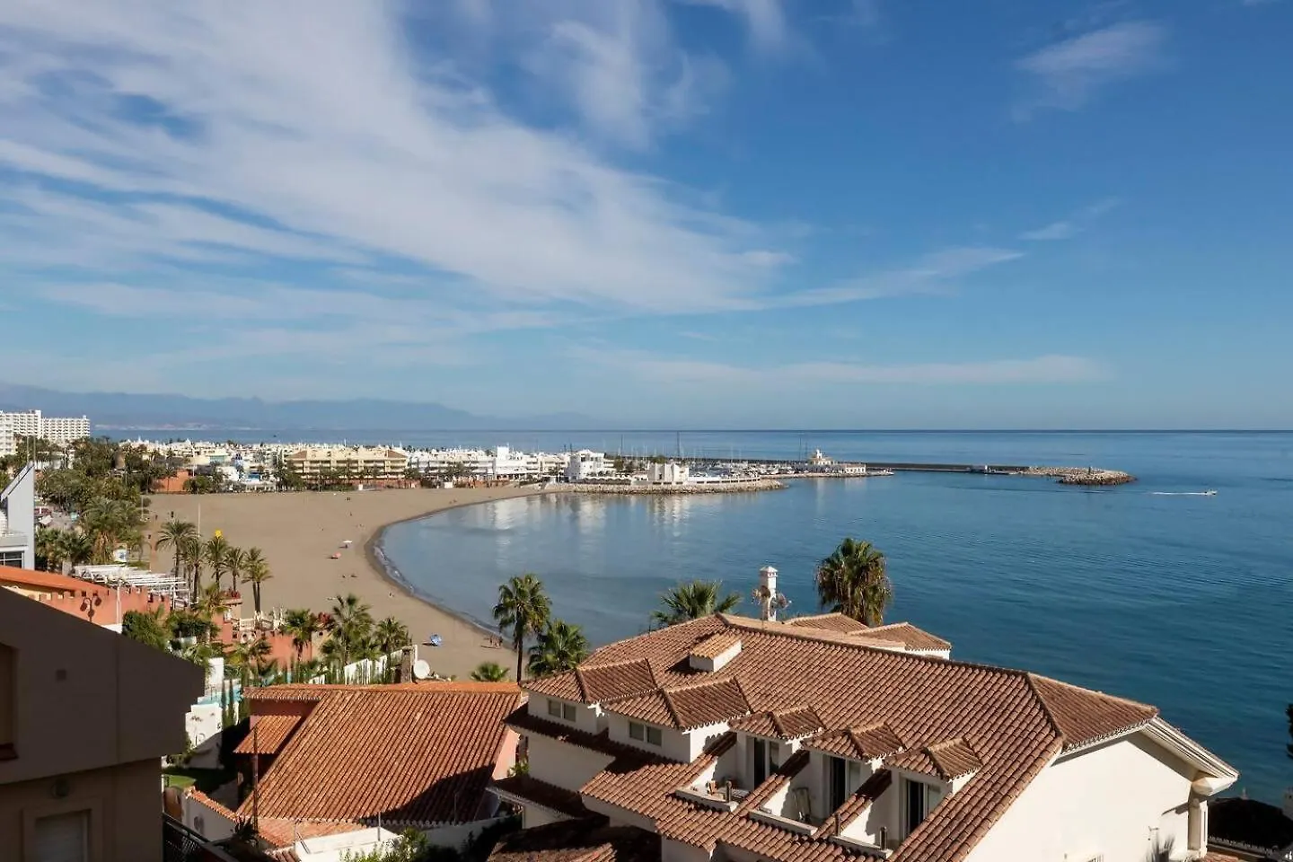 Piso bonito en la primera linea de la playa con vistas al mar en Benalmádena